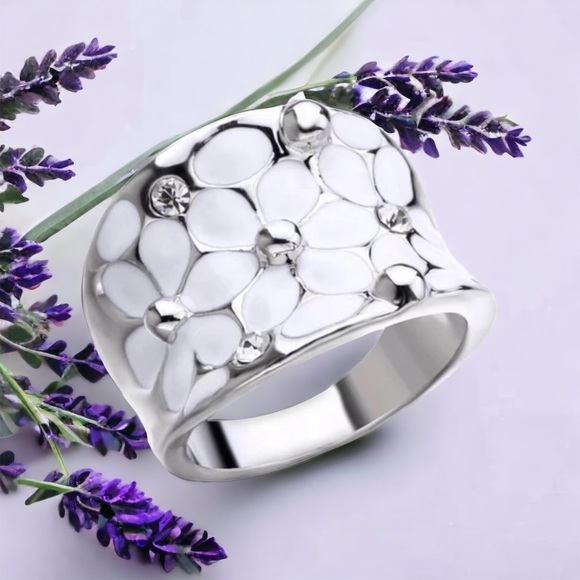 Nwt  Elegant Band Ring With Flower Shape Pattern